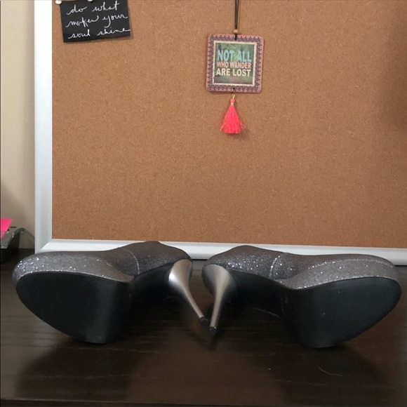 EVA & ZOE Silver Glitter Heels - Picture 6 of 6